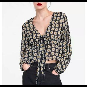 Sz XS Zara Black White Daisy long sleeve blouse